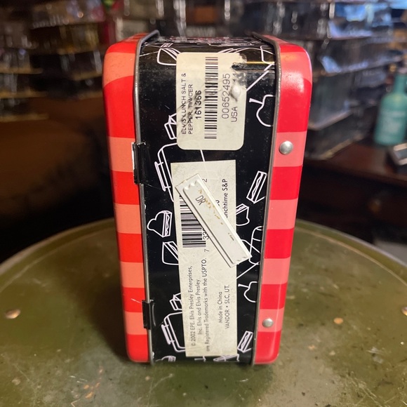 ELVIS PRESLEY Lunchtime SALT🧂& PEPPER SHAKERS 2002 Vandor + ELVIS BUTTONS 🎸 - Picture 7 of 9